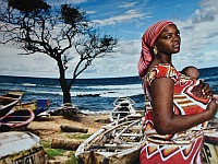 Aïssatou con su bebé en el puerto de Ouakam