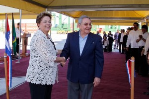 Raúl Castro con la Presidenta de Brasil. Foto de wikimedia