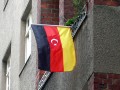 Fusión de las banderas alemana y turca en un balcón de Berlín. Wikipedia. Creative Commons.