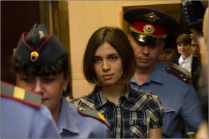 Fotografía. Nadezhda Tolokonnikova (Pussy Riot) en la corte. Wikipedia. Creative Commons