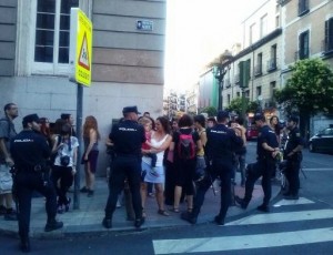 Un grupo de manifestantes rodeados por la policía al terminar la concentración. Fotografía: Laura Martínez