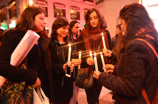 Un grupo de jóvenes encienden una vela por la desaparición forzosa de los 43 estudiantes en México.
