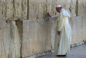 El Papa Francisco rezando ante el muro que separa Jerusalén y Palestina - Wikimedia Commons