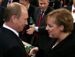 El presidente ruso, Vladimir Putin, junto a la canciller alemana, Angela Merkel - Wikimedia Commons